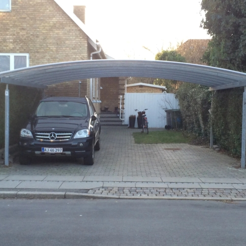 Dobbelt carport med buet tag foran villa i København