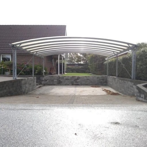 Dobbelt carport med ekstra bred overdækning og støttemur i Lemvig