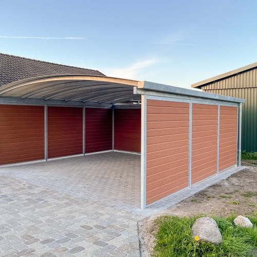Dobbelt carport med træbeklædning og integreret redskabsrum
