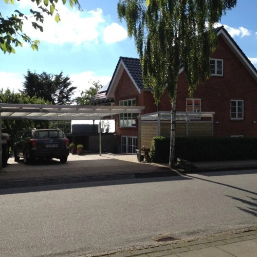 Dobbelt carport med fladt tag og cykeloverdækning i Vejle