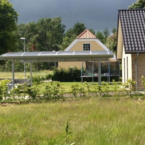 Dobbelt carport i aluminium ved nybygget hus i Sæby