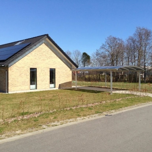 Fritstående dobbelt carport med plads til to biler i Sæby