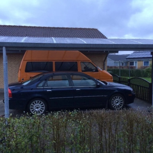 Dobbelt carport med plads til personbil og varevogn i Sønderborg