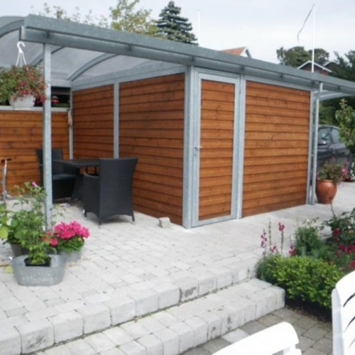 Terrasseoverdækning med integreret redskabsrum, carport og opholdsplads