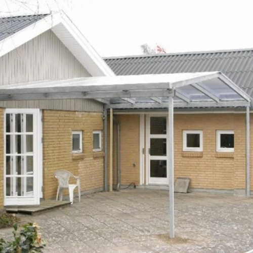 Terrasseoverdækning ved murstensvilla med gårdhave