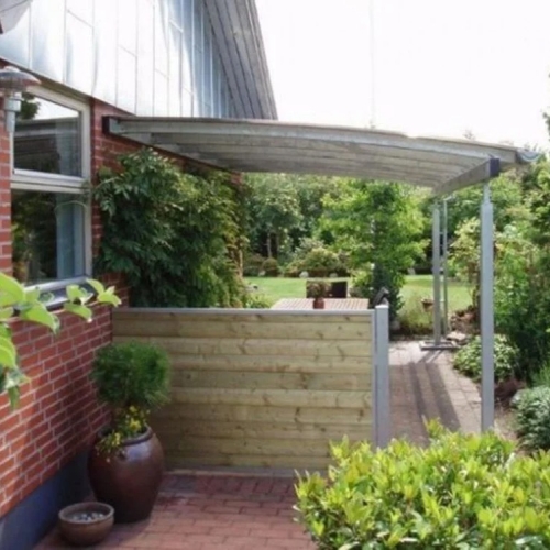 Buet terrasseoverdækning ved terrasse omgivet af grøn beplantning
