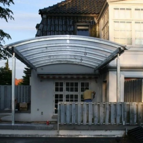 Stor buet terrasseoverdækning ved klassisk villa