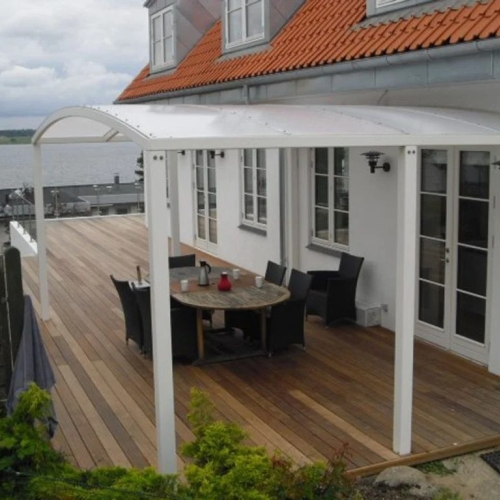 Hvid terrasseoverdækning på træterrasse med havudsigt
