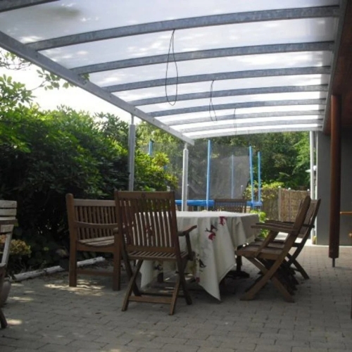 Terrasseoverdækning over lang terrasse med havemøbler