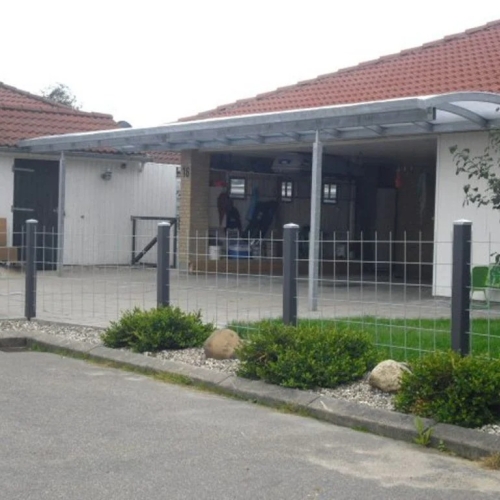 Terrasseoverdækning kombineret med carport ved villa
