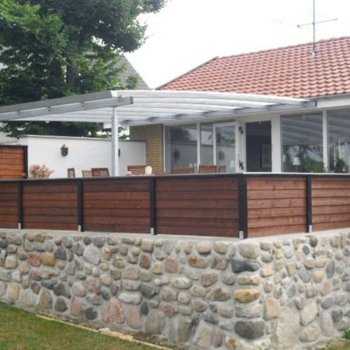 Terrasseoverdækning på hævet terrasse med træhegn