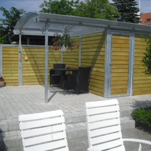 Terrasseoverdækning med integreret læhegn og siddeplads