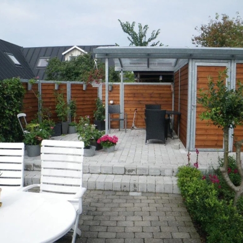 Terrasseoverdækning med læhegn og hyggelig gårdhave i Frederikssund