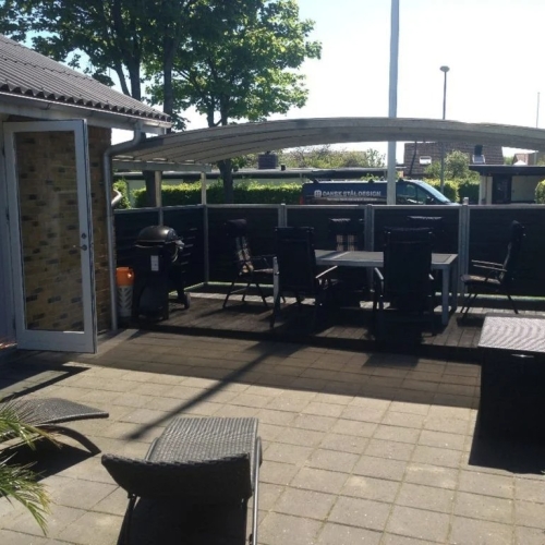 Terrasseoverdækning i Frederikshavn med spiseplads og læhegn