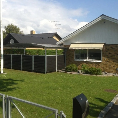 Terrasseoverdækning i Frederikshavn ved villa med grøn have