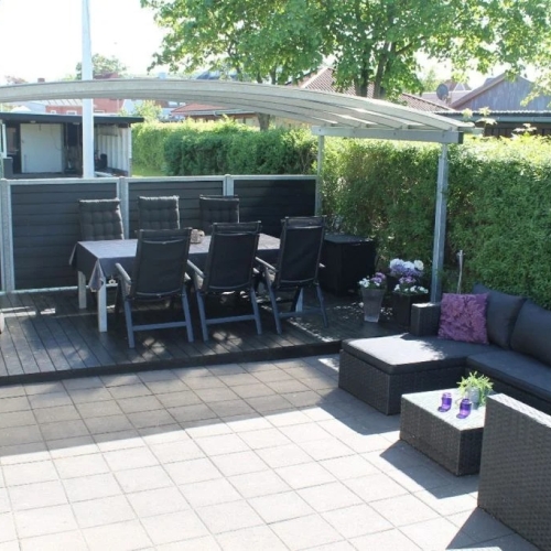 Moderne terrasseoverdækning i Frederikshavn med loungeområde