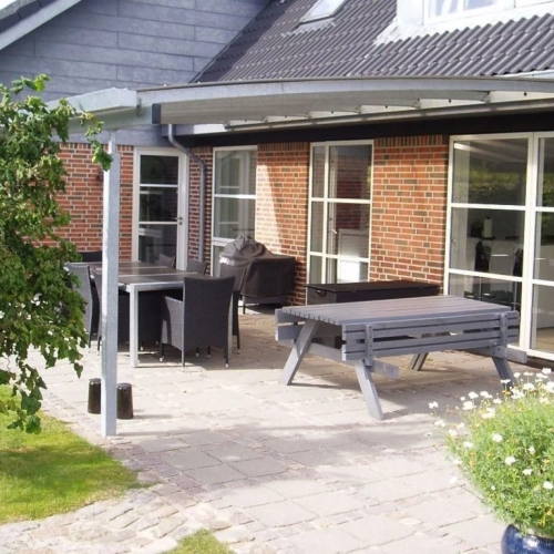 Terrasseoverdækning i Terndrup ved murstensvilla med spiseplads