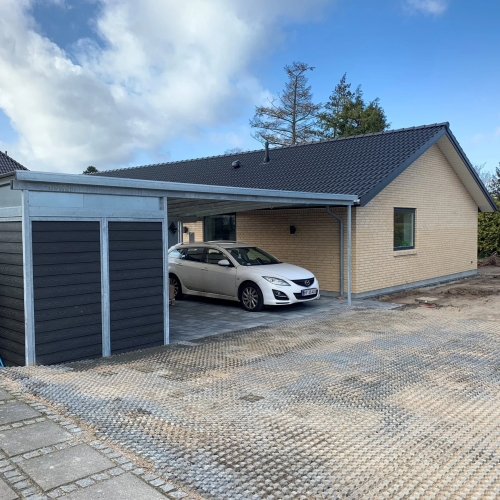 Carport med redskabsskur og plads til to biler