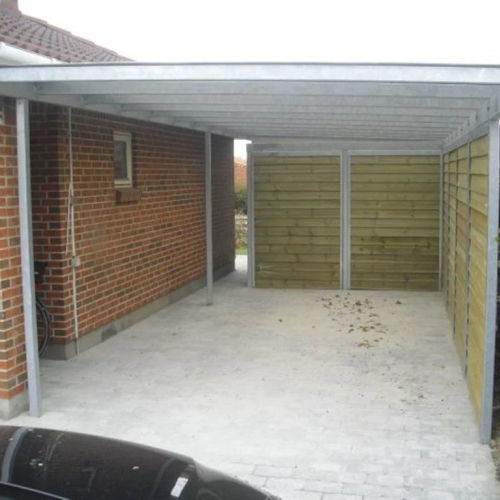 Carport med skur langs husmur