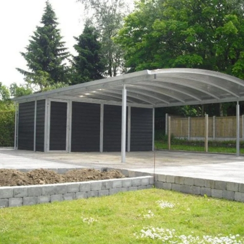 Bred carport med skur i mørkt træ