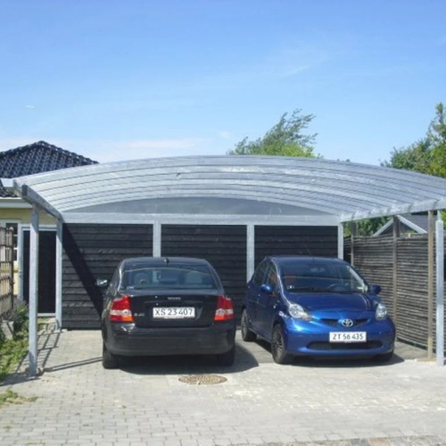 Carport med skur i mørkt træ og plads til to biler