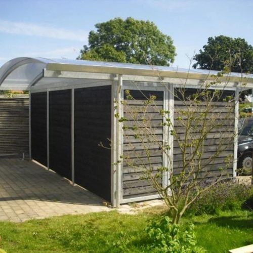 Carport med skur i mørkt træ