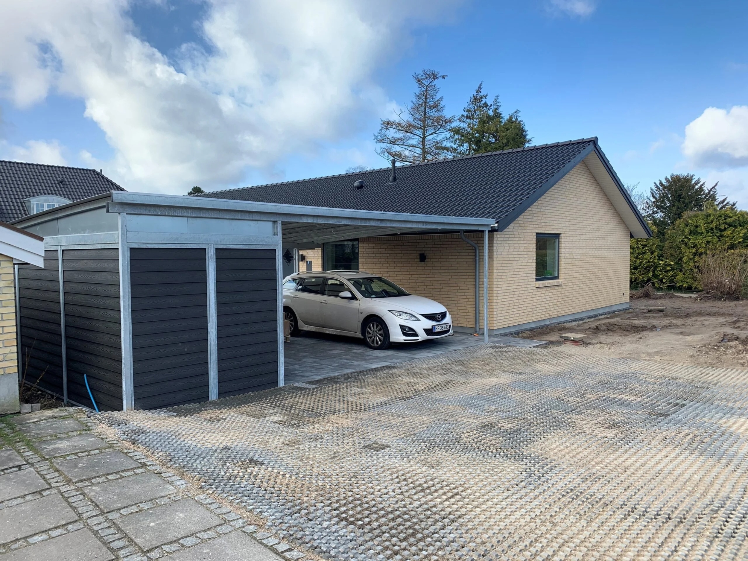 Dobbelt carport med skur i stål – praktisk løsning med plads til både biler og opbevaring, leveret i høj kvalitet i hele landet