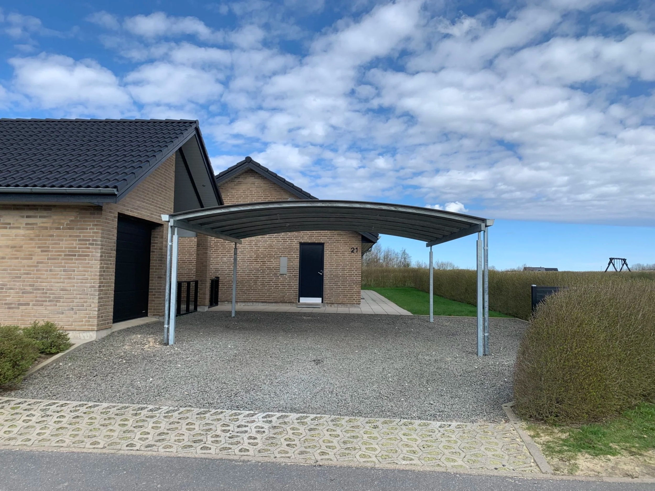 Dobbelt carport i stål monteret i Danmark – skræddersyet løsning i høj kvalitet