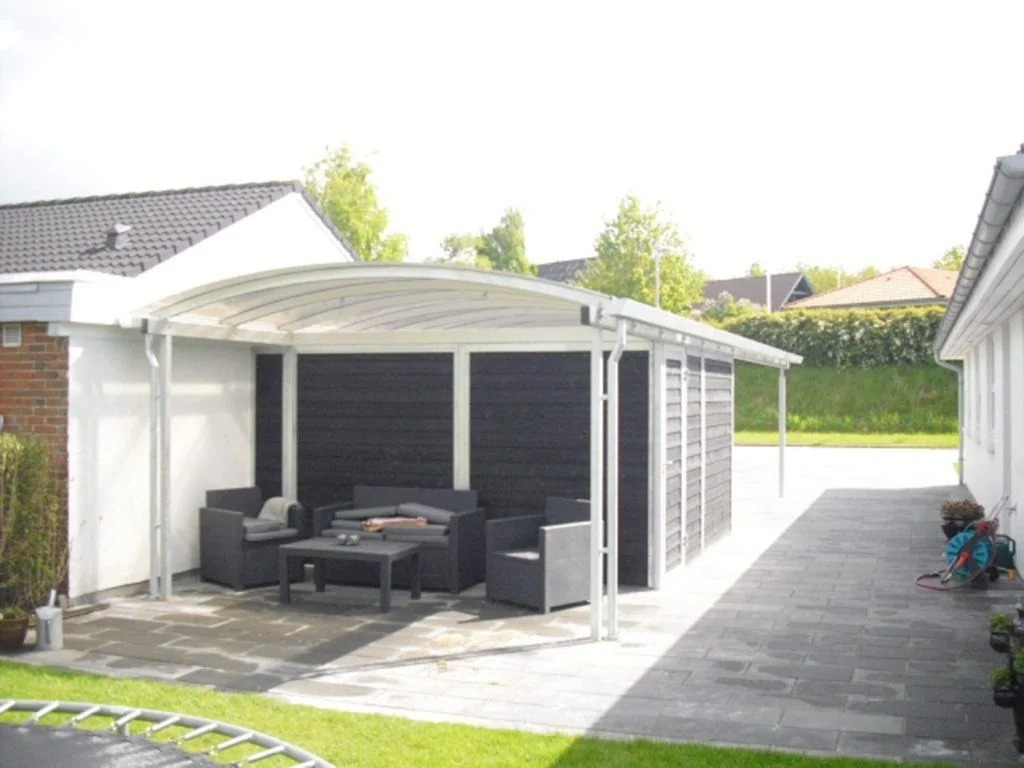 Terrasseoverdækning ved redskabsrum med loungeområde og carport